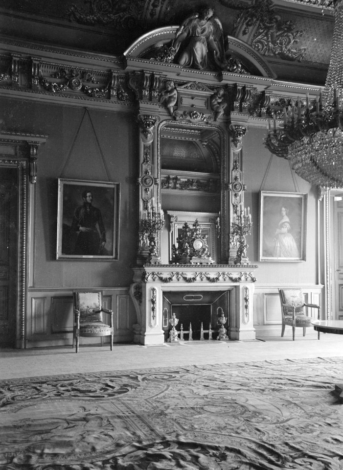 Interieur van een paleis (in Parijs) met portretten van Koningin victoria en Pr, Bestanddeelnr 254-2658
