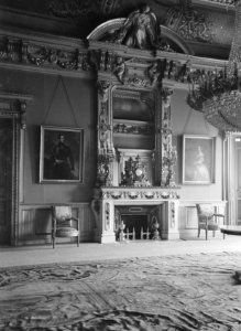 Interieur van een paleis (in Parijs) met portretten van Koningin victoria en Pr, Bestanddeelnr 254-2658