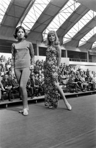 Intercontex in Amsterdam. Vier mannequins die de verschillende modevormen laten , Bestanddeelnr 921-2062