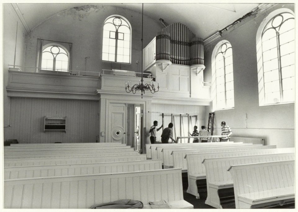 Interieur van de kerk van de Evangelische Broedergemeente aan de Parklaan 34 tijdens opknapbeurt. NL-HlmNHA 54015566