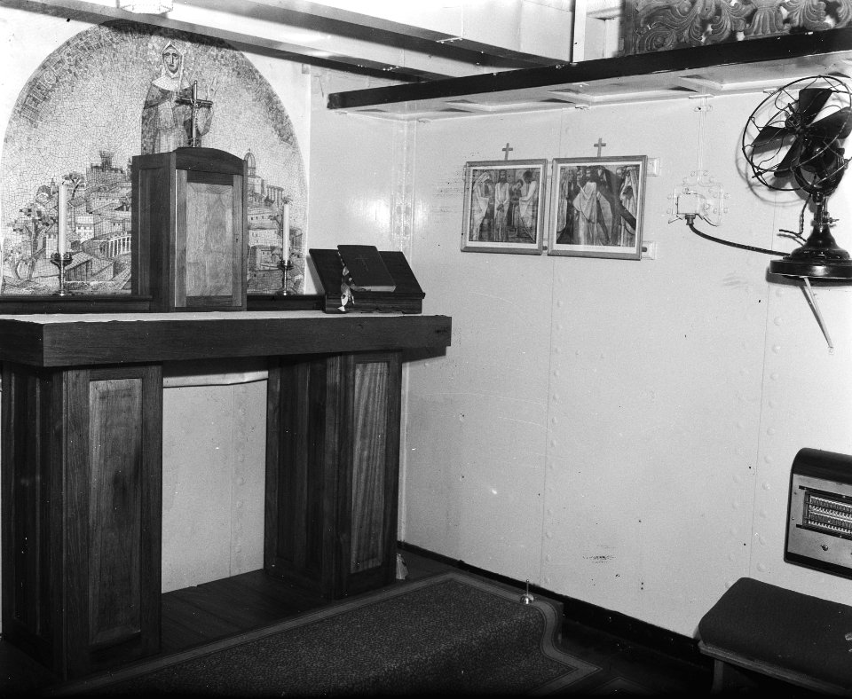 Interieur kapel Hr. Ms. Karel Doorman, Bestanddeelnr 902-4405
