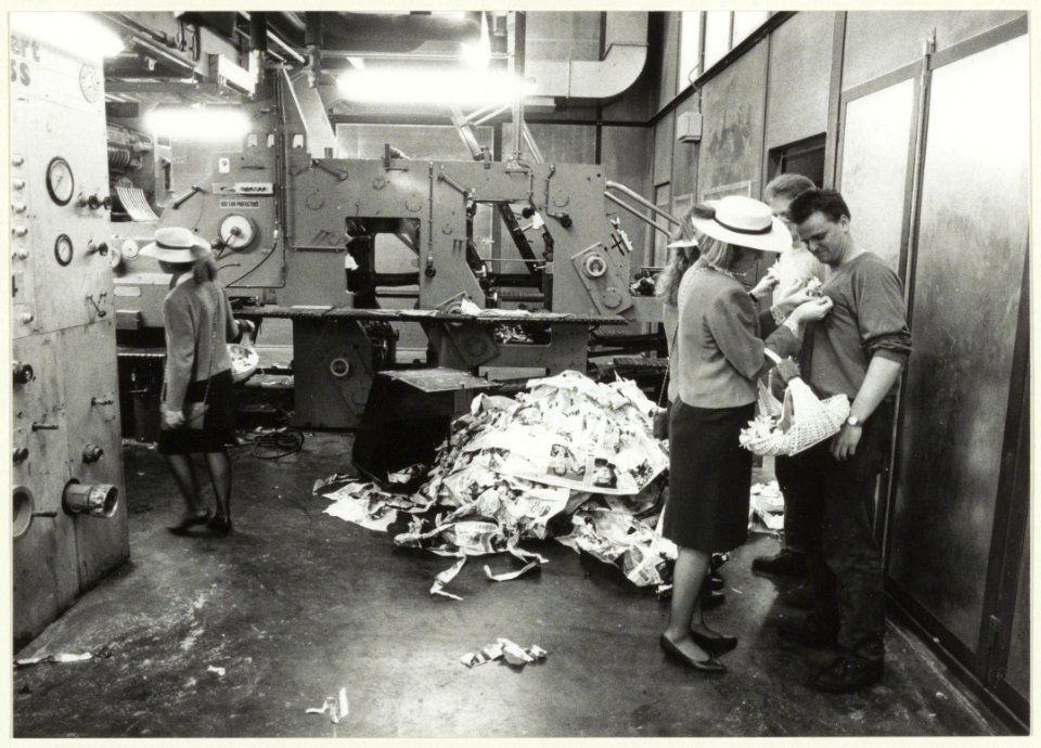 Interieur van de Nederlandse Rotogravure Maatschappij. Haarlemse Bloemenmeisjes zijn op bezoek. NL-HlmNHA 54031821