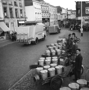 Installatie door burgemeester van Bergen op Zoom van het actiecomite Opgeruimd , Bestanddeelnr 911-9146