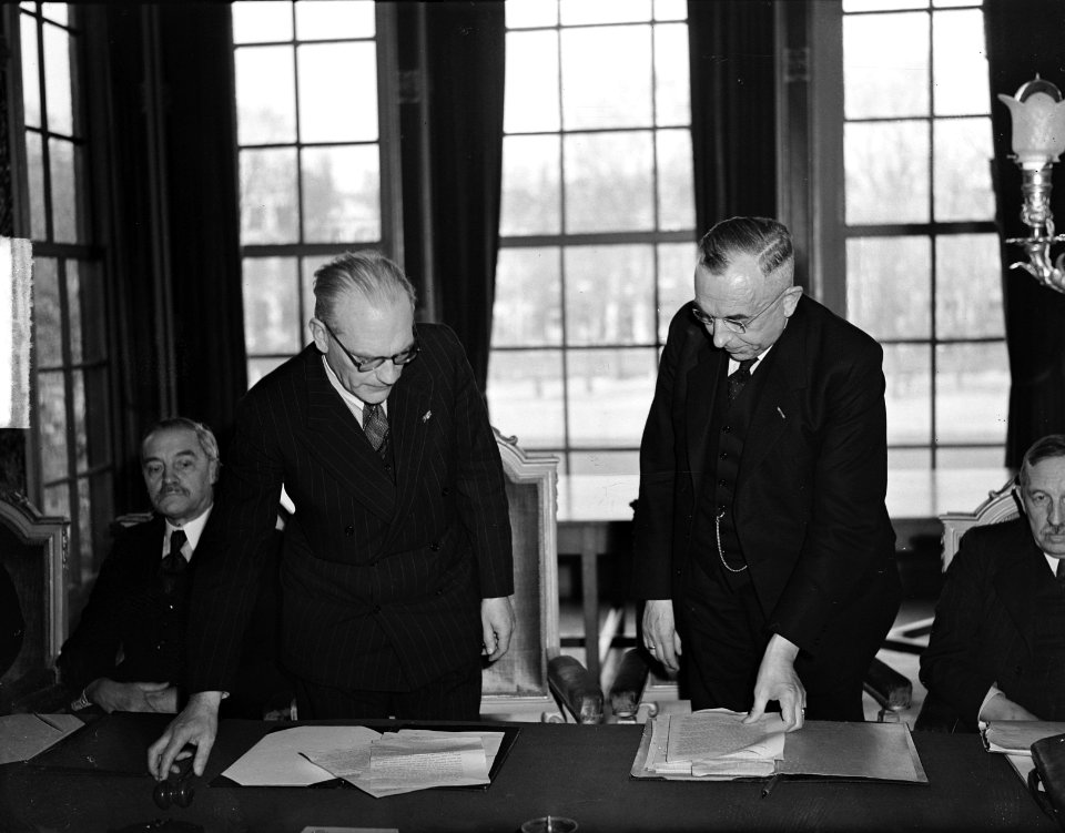 Installatie Zuiderzeeraad door Minister Dr. D. G. W. Spitzen (links) rechts voo, Bestanddeelnr 903-2399