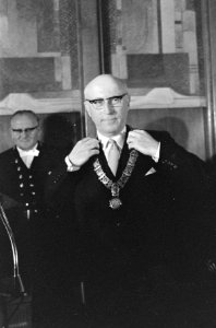 Installatie Dr. J. Samkalden als burgemeester Amsterdam De zojuist geinstalleerd, Bestanddeelnr 920-6168
