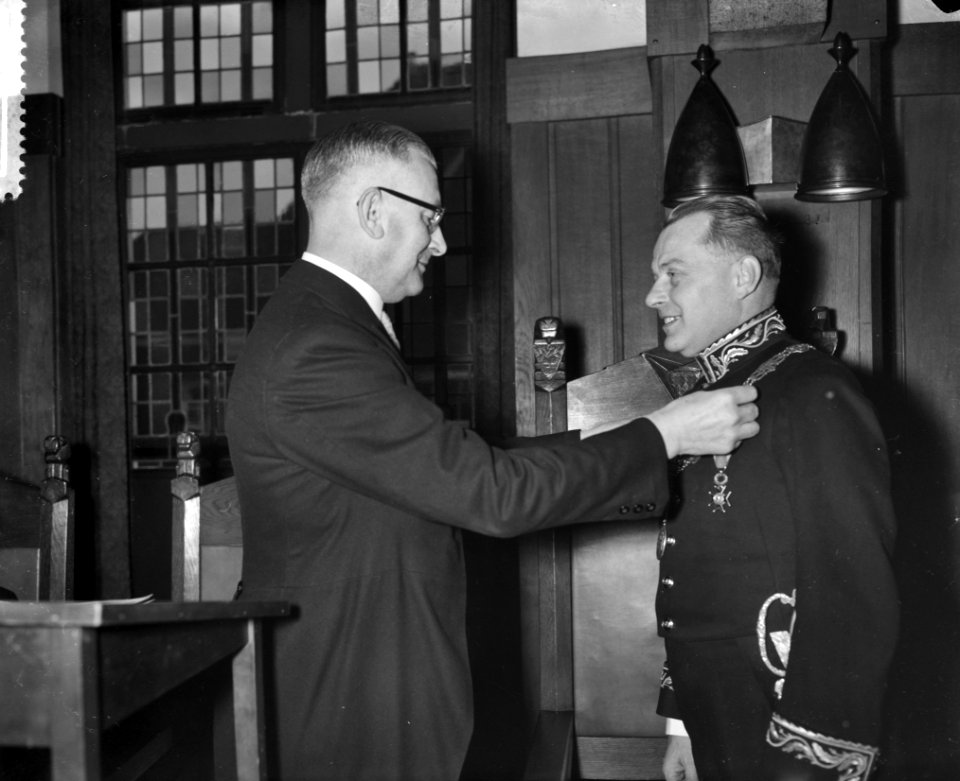 Installatie van mr. dr. R. M. A. A. Geuljans als burgemeester van Breda, locobur, Bestanddeelnr 910-8842