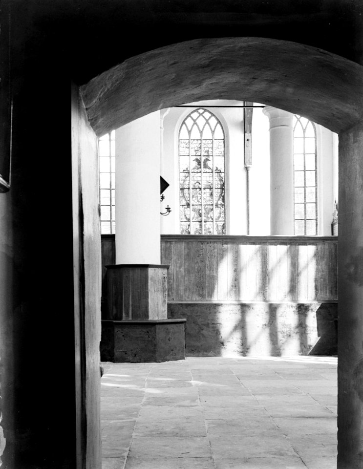Interieur van de Grote Kerk in Edam gezien vanuit een portaal de kooromheining,, Bestanddeelnr 252-0722