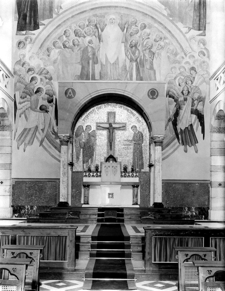 Interieur van de kloosterkerk hoogaltaar met kruisbeeld, mozaïek en wandschilde, Bestanddeelnr 252-0871
