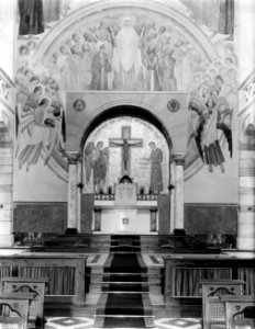 Interieur van de kloosterkerk hoogaltaar met kruisbeeld, mozaïek en wandschilde, Bestanddeelnr 252-0871