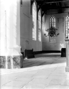 Interieur van de Grote Kerk in Edam banken, vensters en een kroonluchter, Bestanddeelnr 252-0719