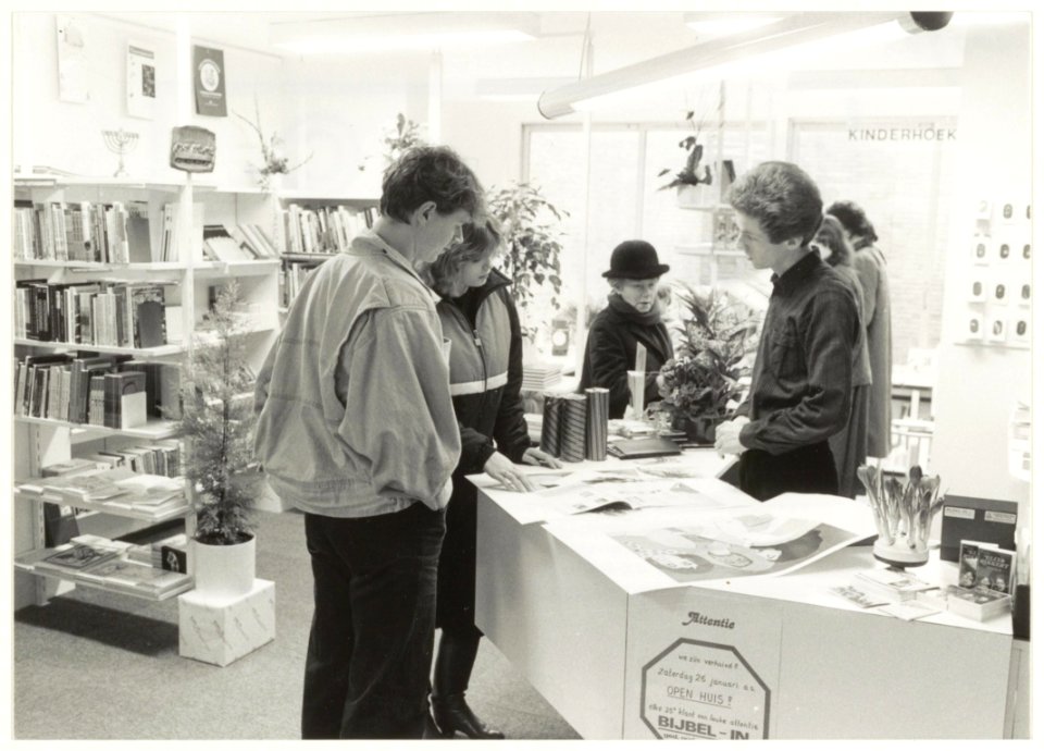 Interieur boekhandel Bi9jbel-In aan de Ged. Oude Gracht 84. NL-HlmNHA 5406570