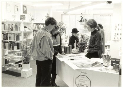 Interieur boekhandel Bi9jbel-In aan de Ged. Oude Gracht 84. NL-HlmNHA 5406570