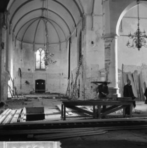 Interieur van de oude dorpskerk tijdens de restauratie, Bestanddeelnr 918-3986