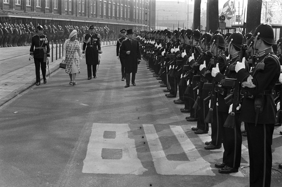Inspectie van de erewacht door koningin Juliana en gouverneur-generaal Michener, Bestanddeelnr 924-4501