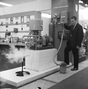 Instrumentenbeurs in Utrecht. een koudgaskoelmachine van Philips, Bestanddeelnr 915-6086