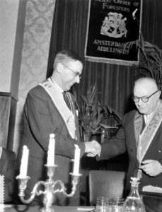 Installatie als erelid van Burgemeester Van Hall bij de Vereniging Ancient Order, Bestanddeelnr 910-1711