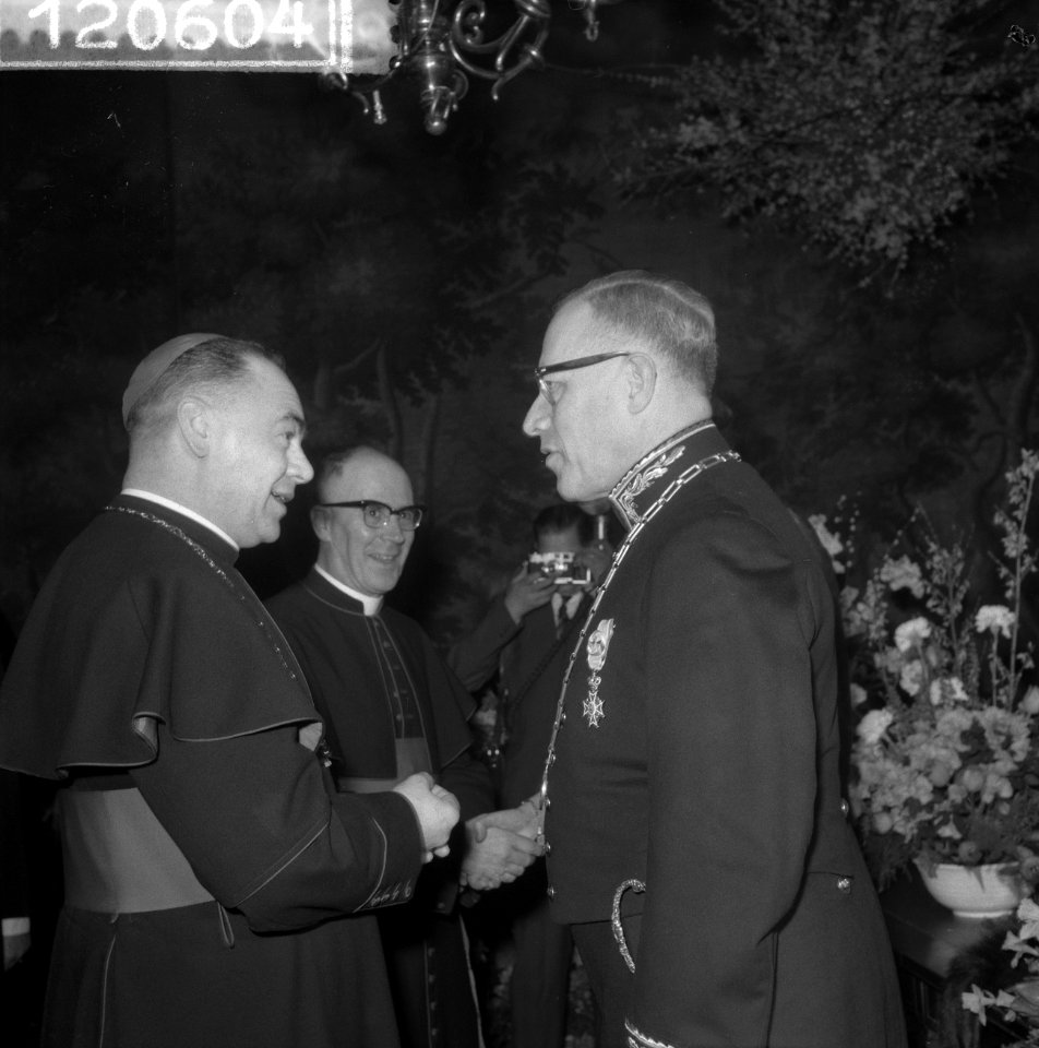 Installatie van mr R J J Lambooy tot burgemeester van Den Bosch , bisschop B, Bestanddeelnr 912-0604