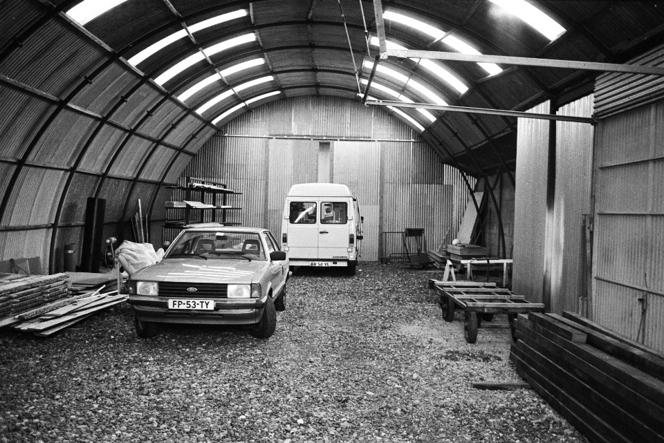 Interieur van de loods waar de slachtoffers werden vastgehouden, Bestanddeelnr 932-7922