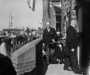 Installatie burgemeester Voorhout. Aankomst gemeentehuis, Bestanddeelnr 902-1123