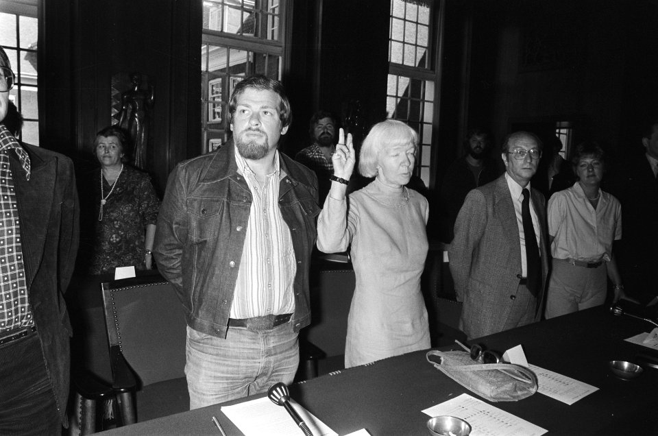 Installatie gemeenteraad Amsterdam Schaefer (l) en mevrouw Vorrink leggen eed a, Bestanddeelnr 929-8853