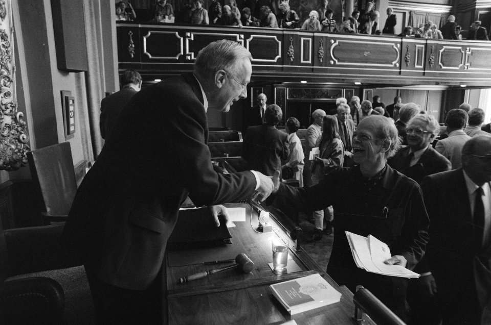 Installatie Eerste Kamerleden voorzitter Steenkamp (l) begroet H. van der Meul, Bestanddeelnr 934-0178