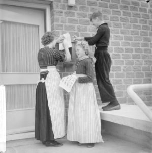 Intekenbiljetten uitgereikt aan de schoolkinderen voor de nieuwe kinderpostzegel, Bestanddeelnr 914-3854
