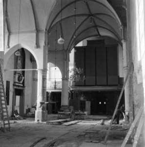 Interieur van de oude dorpskerk tijdens de restauratie, Bestanddeelnr 918-3985