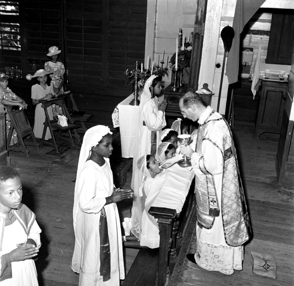 Interieur van de Rooms-Katholieke kerk in Nieuw-Nickeriel. Schoolkinderen doen h, Bestanddeelnr 252-5476
