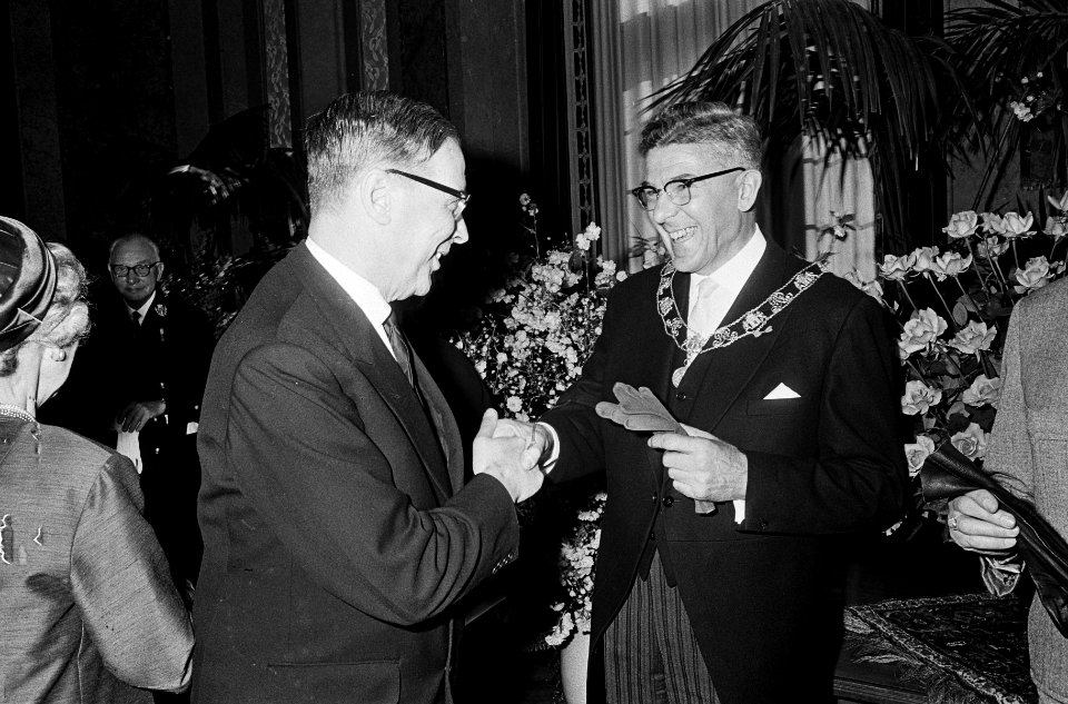 Installatie burgemeester Thomassen, burgemeester Van Hall wenst burgemeester Tho, Bestanddeelnr 917-6815