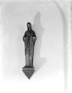 Interieur van de kloosterkerk Mariabeeld Vas Auram tegen witte muur, Bestanddeelnr 252-0801
