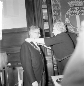 Installatie burgemeester Thomassen, burgemeester Thomassen en mejuffrouw mr. J. , Bestanddeelnr 917-6811