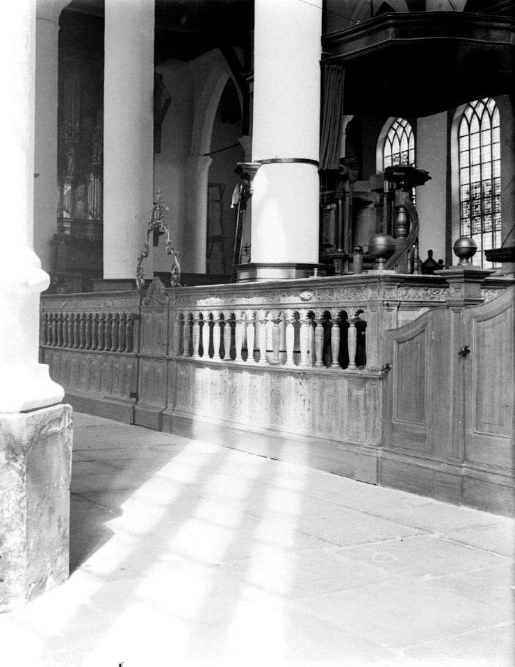Interieur van de Grote Kerk in Edam pilaren met geornamenteerde hekken en preek, Bestanddeelnr 252-0718