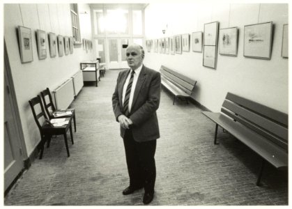 Interieur gang Doopsgezinde Kerk aand e Grote Houtstraat. Voorgrond Hans Vogelesang. NL-HlmNHA 54032204