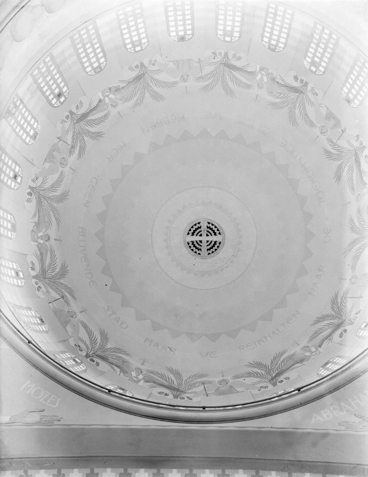 Interieur van de gastenkapel koepel met wandschilderingen, Bestanddeelnr 252-0803