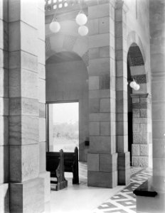 Interieur van de kloosterkerk hoofdportaal en tegelvloer via de geopende deure, Bestanddeelnr 252-0870