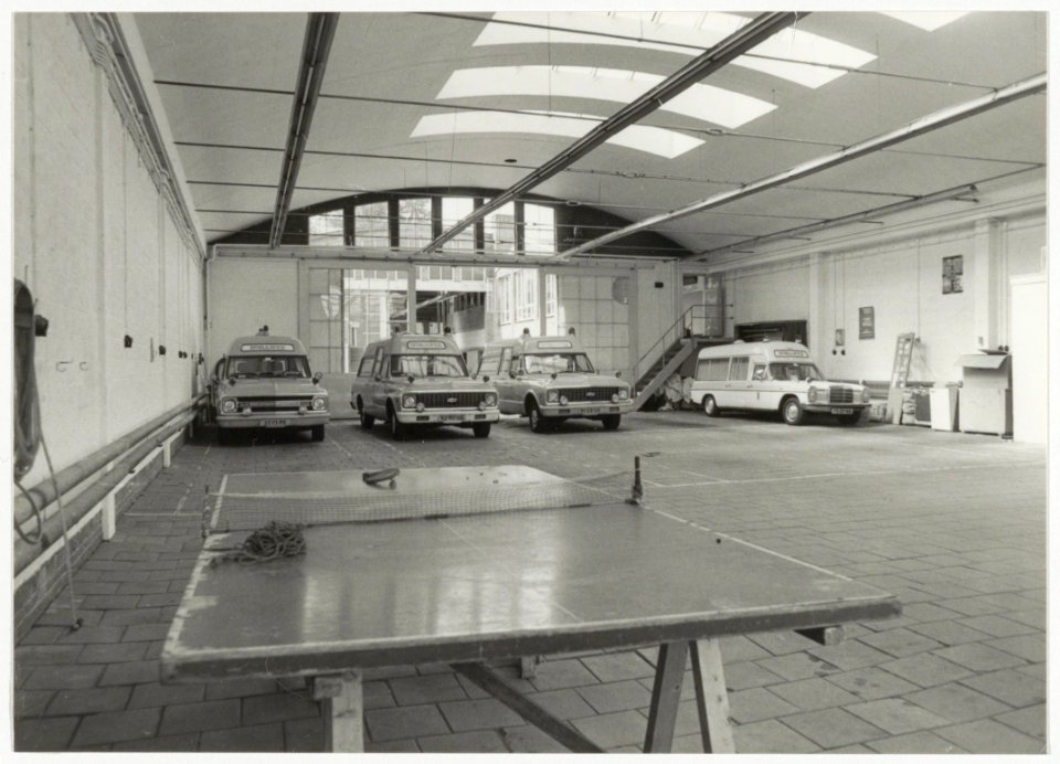 Interieur garage ambulancedienst van de G.G. en G.D aan de Claes van Ruyvenstraat. NL-HlmNHA 54010045