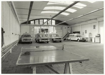 Interieur garage ambulancedienst van de G.G. en G.D aan de Claes van Ruyvenstraat. NL-HlmNHA 54010045