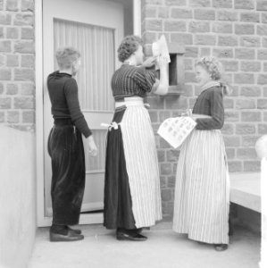 Intekenbiljetten uitgereikt aan de schoolkinderen voor de nieuwe kinderpostzegel, Bestanddeelnr 914-3856