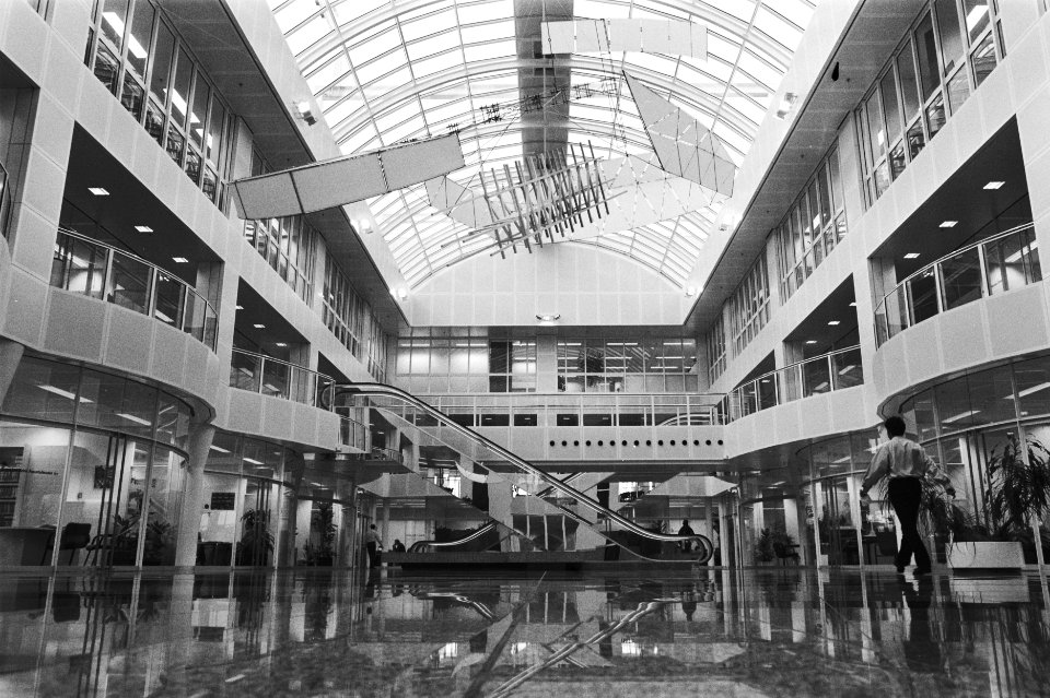 Interieur van de nieuwe assurantiebeurs aan de Strawinskystraat in Amsterdam, Bestanddeelnr 934-4137