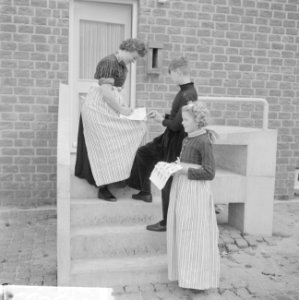 Intekenbiljetten uitgereikt aan de schoolkinderen voor de nieuwe kinderpostzegel, Bestanddeelnr 914-3855