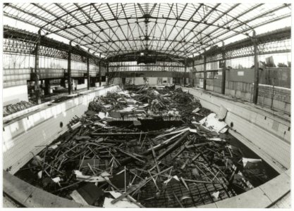 Interieur van de zwemzaal van het Sportfondsenbad tijdens de sloop. NL-HlmNHA 54035172