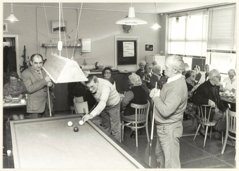 Interieur van de Maria Montessorischool aan de Pleiadenstraat. Aktiviteiten van de Bejaardenvereniging