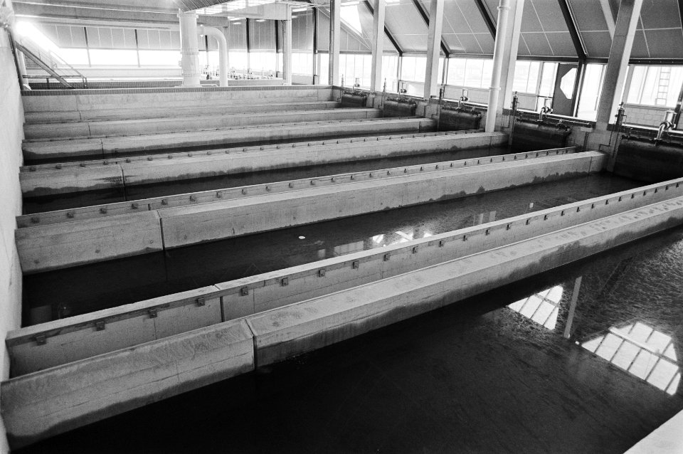 Interieur van de waterzuiveringsinstallatie, Bestanddeelnr 931-2983