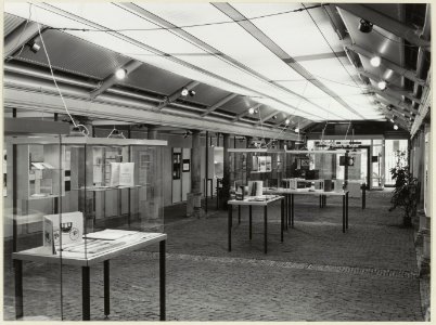 Interieur van de Vishal tijdens een tentoonstelling. NL-HlmNHA 54004378