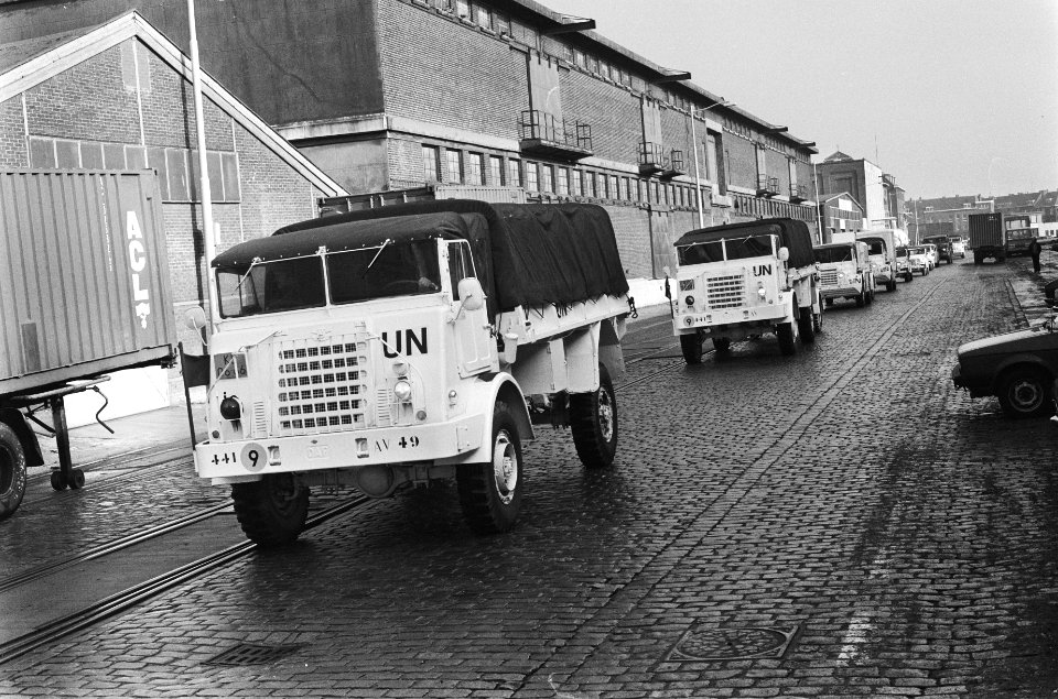 Inscheping eerste materieel voor de Nederlandse Unifil-troepen die naar Libanon , Bestanddeelnr 930-1195