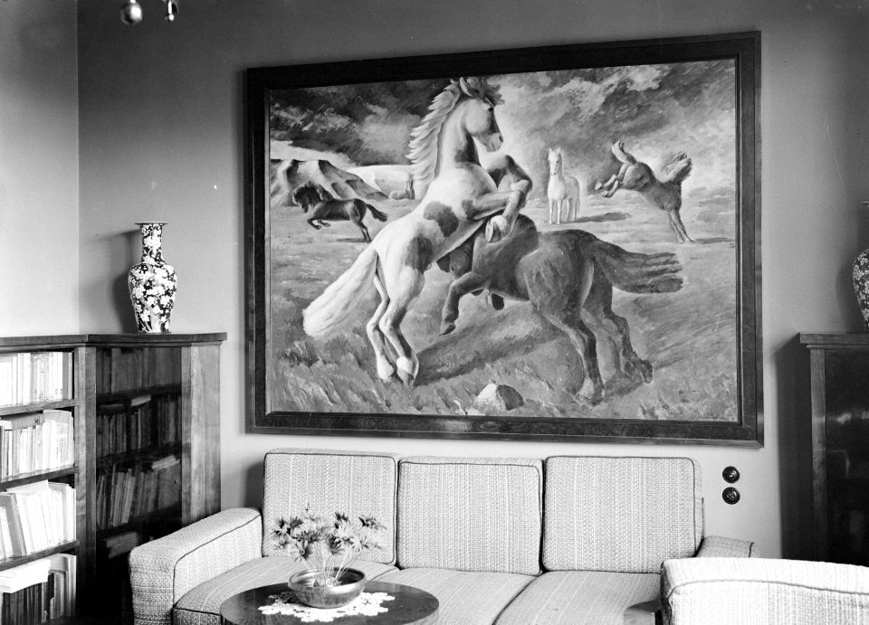 Interieur van een kamer met een schilderij met springende paarden aan de wand L, Bestanddeelnr 190-0477
