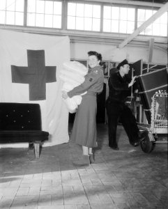Inrichten van een Rode Kruispost op Schiphol voor repatrierenden, Bestanddeelnr 909-1946