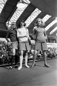 Intercontex in Amsterdam. Vier mannequins die de verschillende modevormen laten , Bestanddeelnr 921-2063