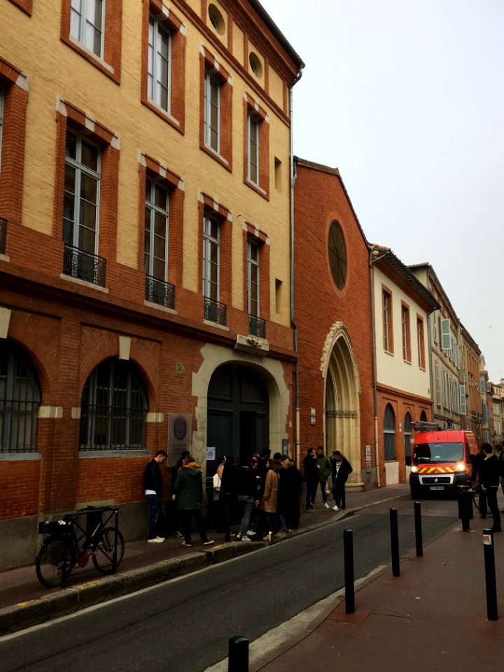 Institut catholique de Toulouse - entrée des étudiants et voiture des pompiers - Toulouse 2016-11-26