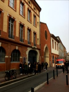 Institut catholique de Toulouse - entrée des étudiants et voiture des pompiers - Toulouse 2016-11-26